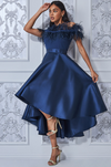 Goddiva - Robe décolletée haute basse à plumes bleue