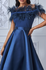 Goddiva - Robe décolletée haute basse à plumes bleue